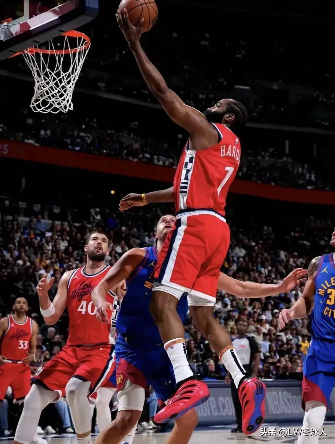 Kaiyun体育APP下载穆雷在快船比赛中险胜，出色发挥引发热议！